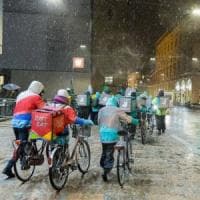 Caro Operai Contro, in nome della sicurezza e prevenzione sul lavoro, il 1° maggio è stata un’occasione per il sindacalismo dell’aristocrazia operaia, di lanciare una campagna per la cultura del lavoro. I sindacalisti non potevano tacere dell’impennata che stanno avendo i morti sul lavoro, né potevano ignorare l’alto livello di sfruttamento, dalle fabbriche ai nuovi lavori. Si sono inventati la “cultura del lavoro”, di quel lavoro che sempre più chiaramente emerge per quello che è: un rapporto di schiavitù salariale. Lo sfruttamento operaio, i morti sul lavoro, non sono “casualità”, “fatalità” “infortuni”, ma sono connaturati con il rapporto di […]