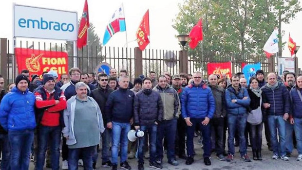 Quello che sta accadendo alla Embraco di Riva di Chieri, fabbrica che produceva compressori per frigoriferi, ormai destinata alla chiusura totale e che lascia in mezzo alla strada oltre 500 dipendenti, si sta rivelando sempre di più la classica sceneggiata sindacale. L’unica certezza, per ora, è che sindacato e assessorato regionale al Lavoro del Piemonte, il 28 marzo 2018, hanno firmato un accordo che stabilisce incentivi all’esodo volontario dei lavoratori della Embraco. Il “bonus” legato al licenziamento individuale è regressivo e ammonta a 60 mila euro per chi ha deciso di lasciare l’azienda entro aprile, 50 mila euro per […]