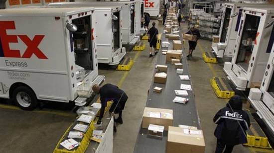Caro Operai Contro, l’azienda FedEx vuole eliminare 315 operai corrieri e magazzinieri, per rimpiazzarli in numero ridotto e condizioni peggiorative, con operai delle cosidette cooperative. Una soluzione appetibile per i padroni, anche nei rami in espansione come l’e-commerce. I padroni si fanno concorrenza aumentando lo sfruttamento degli operai, scagliando gli uni contro gli altri. Nel sistema dei padroni nessun operaio è indenne dallo sfruttamento e dal licenziamento. Organizzarsi subito nelle fabbriche nei magazzini, nei cantieri, nei luoghi dello sfruttamento per resistere agli attacchi del padrone e preparare la resa dei conti con il suo sistema sociale. Saluti Oxervator   […]