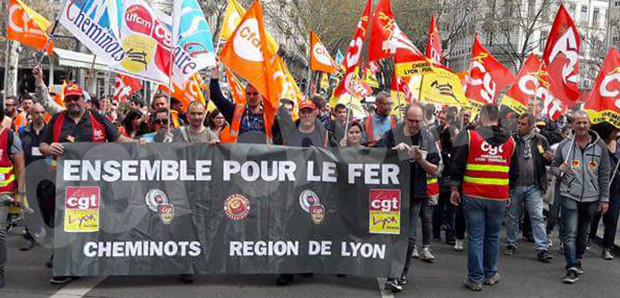 I ferrovieri francesi hanno tenuto un referendum intersindacale per valutare la riforma delle ferrovie -SNCF –  proposta dal governo (privatizzazione del trasporto passeggeri,  perdita di benefici salariali)  per intervenire sul debito accumulato dalla SNCF I votanti erano più di 91000 (61% di tutti i ferrovieri) e il 94,97% ha respinto la riforma. Il referendum era stato organizzato dai quattro sindacati coinvolti nella vertenza: CGT Cheminots – UNSA Ferroviaire – CFDT Cheminots – SUD Rail Il referendum non è vincolante per SNCF e governo ma da idea della volontà di proseguire la lotta iniziata ai primi di aprile con scioperi […]