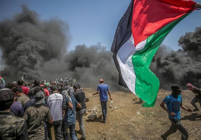 L’ambasciata americana apre a Gerusalemme in una giornata segnata dalla strage dei palestinesi di Gaza. Una sessantina di manifestanti palestinesi, sono rimasti uccisi dal fuoco dell’esercito israeliano lungo la barriera difensiva ed oltre 2800 feriti, di cui 27 versano in condizioni gravi. In medio oriente dalla fine della seconda guerra mondiale non c’è stato un giorno di pace. La guerra tra gli imperialisti ha coinvolto tutti i popoli del medio oriente e la popolazione dei poveri cristi hanno pagato pesantemente lo scontro tra gli imperialisti Il capitale finanziario di tutti gli imperialisti ( nato dall’integrazione tra capitale bancario e […]