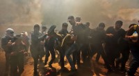 Redazione di Operai Contro, Almeno 52 manifestanti sono stati uccisi dall’esercito israeliano nella Striscia di Gaza, durante le proteste iniziate questa mattina lungo il confine con Israele contro lo spostamento dell’ambasciata USA da Tel Aviv a Gerusalemme, e in occasione della vigilia della Nakba, la “catastrofe”, cioè il giorno in cui i palestinesi ricordano la sconfitta nella prima guerra arabo-israeliana Tra i 52 palestinesi uccisi ci sarebbero anche un ragazzino di 12 anni, un altro di 14 e 8 giornalisti. Ci sarebbero anche di 2.238 feriti, di cui 770 circa per colpi di arma da fuoco. Secondo l’esercito israeliano, i […]