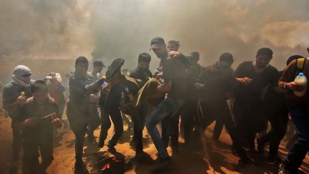 Redazione di Operai Contro, Almeno 52 manifestanti sono stati uccisi dall’esercito israeliano nella Striscia di Gaza, durante le proteste iniziate questa mattina lungo il confine con Israele contro lo spostamento dell’ambasciata USA da Tel Aviv a Gerusalemme, e in occasione della vigilia della Nakba, la “catastrofe”, cioè il giorno in cui i palestinesi ricordano la sconfitta nella prima guerra arabo-israeliana Tra i 52 palestinesi uccisi ci sarebbero anche un ragazzino di 12 anni, un altro di 14 e 8 giornalisti. Ci sarebbero anche di 2.238 feriti, di cui 770 circa per colpi di arma da fuoco. Secondo l’esercito israeliano, i […]