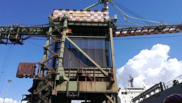 Redazione di Operai Contro, Un operaio della ditta di carpenterie metalliche Ferplast dell’appalto Ilva, Angelo Raffaele Fuggiano, di 28 anni, dipendente della ditta d’appalto Ferplast, è morto colpito dal cavo di una gru. Durante il cambio funi per la macchina scaricatrice DM 6, un cavo sarebbe saltato durante la fase di ancoraggio della parte finale travolgendo il lavoratore. La vittima lascia la compagna e due bambini piccoli (un maschietto e una femminuccia). Ironicamente era stato posto un trafiletto che invitava gli operai a salutare moglie e figli perché non sarebbero sicuri di tornare a casa dal lavoro. E’ la […]