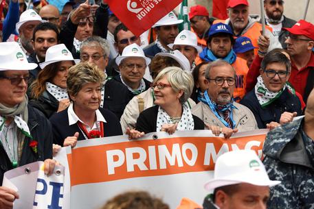Redazione di Operai Contro, La manifestazione nazionale di Cgil, Cisl e Uil per il Primo maggio, quest’anno si è svolta  a Prato ed è stata dedicata alla salute e sicurezza nei luoghi di lavoro Negli ultimi dieci anni in Italia ci sono stati 15 mila assassinei di operai sul lavoro Una strage peggio di una guerra Nessuno dei tre segretari generali ha denunciato il profitto dei padroni come causa della strage I venduti chiedono una cultura della sicurezza, ma sono stati i primi a non voler nessuna lotta generale contro le stragi. I padroni sono soddisfatti dei tre servi […]