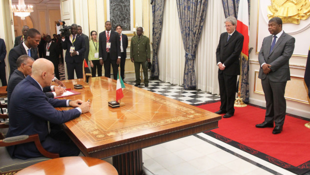 Il Presidente del Consiglio Gentiloni, a novembre 2017 si è recato in Angola per cercare uno sbocco ai capitali italiani, naturalmente seguito dall’amministratore delegato dell’ENI. I vincitori della prima guerra mondiale, con il trattato di Versailles, si divisero le colonie degli stati perdenti, oltre a consolidare e ufficializzare le sfere d’influenza su gran parte del mondo. Le mire espansionistiche italiane sull’Angola iniziano proprio in questa fase, quando gli accordi segreti italiani del patto di Londra nel 1915, in cambio dell’appoggio a fianco degli Inglesi, Francesi e Russi, svelati poi dai Bolscevichi dopo la Rivoluzione d’Ottobre, non vengono rispettati. L’Italia […]