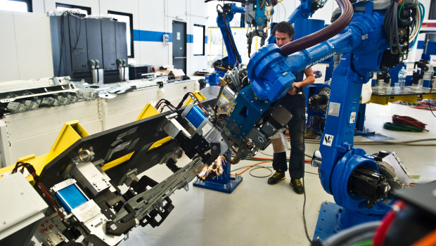 La Greif Italia S.p.a., presieduta da Marcelo Luis Magaz, una filiale italiana di una multinazionale che produce taniche e altri contenitori a Melzo, provincia di Milano, con circa 25 milioni di euro di fatturato, ha licenziato un operaio di 61 anni dopo oltre trent’anni di servizio. La motivazione la troviamo direttamente nella lettera di “licenziamento per giustificato motivo oggettivo con esonero dal preavviso”: “La nostra società ha installato una macchina, denominata ‘Paint cap applicator’, che svolge in automatico il medesimo lavoro sino a oggi da lei svolto. Viene così soppressa la Sua posizione lavorativa”. In altre parole, è stata […]