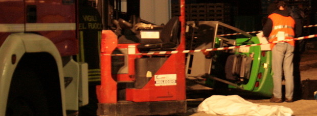 Redazione di Operai Contro,  Un operaio di 32 anni, Andrea Diliberto originario di Caltanissetta, è morto questa notte (8 maggio) alle Grafiche Tonutti di Fagagna, in provincia di Udine. La causa di questi assassinei che padroni e sindacalisti continuani a chiamare tragiche fatalità è il profitto dei padroni I sindacalisti, oltre che parlare di una cultura della sicurezza, non fanno niente. Anzi sono pronti a rendere i profitti dei padroni sempre più alti. In Italia, quest’anno ci sono già state oltre 200 vittime sui luoghi di lavoro. Ogni giorno, dunque, due lavoratori non fanno più ritorno a casa.  Ogni […]