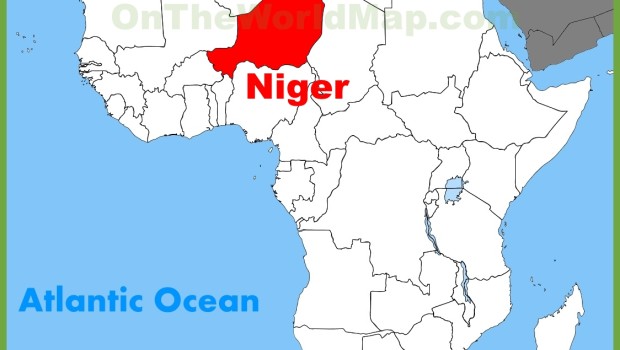 Sulle moto di Niamey si trasporta di tutto. Chi sta dietro carica uno specchio da salotto rinascimentale largo quanto le braccia oppure un vitello di medie proporzioni adagiato sul sedile . Fasci di legna, 4 o 5 bambini da portare a scuola con gli zaini colorati di rosa. Viaggia con una delle mogli che tiene a bada un sacco di riso coi condimenti.  Sotto la Tabaski, alla fine del Ramadan appena iniziato, non sono rari i montoni o gli agnelli che prendono l’ultima aria libera. Il passeggero porta alcuni sacchi di fieno, bidoni di plastica per l’acqua, barre zigrinate […]