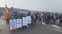 Redazione Milano, 9 mag. (LaPresse) – Dalle 6.30 di questa mattina un gruppo di lavoratori sta bloccando il polo logistico di Leroy Merlin di Castel San Giovanni, in provincia di Piacenza. Motivo della protesta, a cui partecipano anche le mogli e i figli piccoli dei facchini, è il licenziamento di tre colleghi iscritti al sindacato Usb e la sospensione di una trentina di loro che venerdì 4 maggio ha occupato la direzione Leroy Merlin di Rozzano, nell’hinterland di Milano. “Chiediamo buste paga e contratti regolari, la fine del caporalato, il reintegro dei colleghi licenziati, la stabilizzazione di tutti i […]