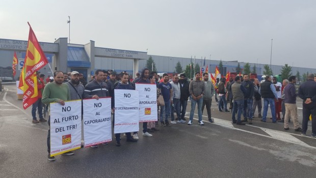 Redazione Milano, 9 mag. (LaPresse) – Dalle 6.30 di questa mattina un gruppo di lavoratori sta bloccando il polo logistico di Leroy Merlin di Castel San Giovanni, in provincia di Piacenza. Motivo della protesta, a cui partecipano anche le mogli e i figli piccoli dei facchini, è il licenziamento di tre colleghi iscritti al sindacato Usb e la sospensione di una trentina di loro che venerdì 4 maggio ha occupato la direzione Leroy Merlin di Rozzano, nell’hinterland di Milano. “Chiediamo buste paga e contratti regolari, la fine del caporalato, il reintegro dei colleghi licenziati, la stabilizzazione di tutti i […]