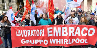 Redazione di Operai Contro. procede con sempre più intensita la riorganizzazione dei grandi monopoli. Dopo l’acquisto di Indesit e duemila licenziamenti, le mazzate per gli operai non sono finite Dopo i 497 licenziamenti  alla Embraco di Riva di Chieri altre mazzate per gli operai. La Whirlpool  capisce che i sindacati gli parano il culo e chiede nuova CIG e altri esuberi. 792 nuovi esuberi, di cui 623 nella produzione e 169 negli uffici centrali, distribuiti in tutti i siti italiani I  sindacalisti della FIOM fingono di non capire e chiedono a Whirlpool “una risposta adeguata sui volumi produttivi Alla […]