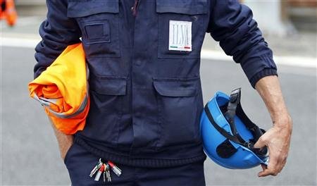   Ha lavorato per trentacinque anni all’ILVA di Taranto come operaio di acciaieria, addetto alle pulizie industriali e manovratore venendo esposto all’amianto, il cancerogeno killer che non lascia scampo. Il verdetto medico delle scorse settimane è stato mesotelioma pleurico, il tumore di certezza provocato dall’amianto. Ancora un caso di cancro ai polmoni di un lavoratore dello stabilimento dell’acciaio tarantino già Italsider industria di Stato, un operaio che si è rivolto a Contramianto per essere assistito e denunciare quella malattia legata al lavoro. La scoperta impietosa della patologia ed il calvario della chemioterapia, un dolore che debilita non solo il […]