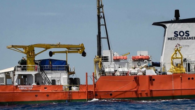 Redazione di Operai Contro, La Spagna accoglierà la nave Aquarius. Il ministro dell’interno del governo M5S-Lega, Salvini esulta: “Evidentemente alzare la voce, cosa che Italia non faceva da anni, paga”. Poi ribadisce che i porti restano chiusi anche per la “Sea Watch 3, di Ong tedesca e battente bandiera olandese, al largo delle coste libiche in attesa di effettuare l’ennesimo carico di immigrati da portare in Italia. Non chineremo il capo” Non c’è solo Matteo Salvini a esultare  Danilo Toninelli, ministro M5s alle Infrastrutture, afferma  “Ci siamo insediati da pochi giorni e già la musica sta cambiando”. Anche Luigi […]