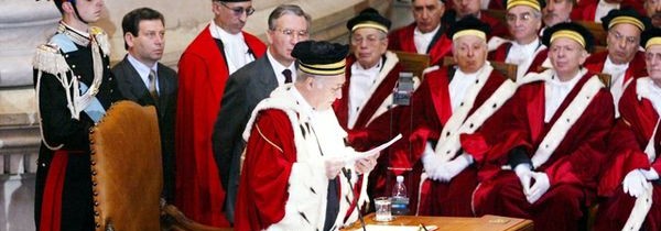 È bene che gli operai conoscano le motivazioni per le quali la Cassazione ha ritenuto di “cassare” la sentenza del tribunale di Napoli che intimava il reintegro dei cinque operai della FCA Fiat. Ha in sostanza ritenuto legittimo il licenziamento. Il fatto che portò al licenziamento degli operai è nella testa dei giudici ancora circondato da una fitta nebbia prodotta probabilmente da un preconcetto: la messinscena che gli operai rappresentarono pubblicamente non fu ciò che i giudici vogliono vedervi. Per essi l’impiccagione del fantoccio del padrone ha suscitato nel loro immaginario qualcosa di terribile, l’esecuzione di parte operaia di […]