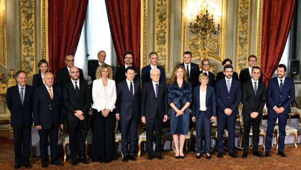 Da domenica, in cui scrivevamo che il governo della piccola borghesia era stato bloccato dal grande capitale industriale e finanziario, usando la nomina a ministro dell’economia di Paolo Savona, sono passati pochi giorni. La minaccia di impeachement a Mattarella si è trasformato in strette di mano del presidente della Repubblica ai nuovi ministri. Il pomeriggio del primo giugno 2018 il governo Lega-5 Stelle si è finalmente insediato. Allo sconosciuto avv. Conte, che non proviene da nessuno dei due partiti, la presidenza del consiglio dei ministri. A Salvini e Di Maio due vicepresidenze, a sancire l’alleanza nel nuovo governo tra […]