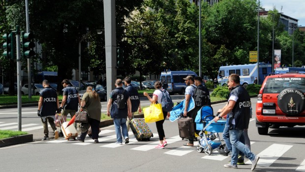 500 agenti tra polizia e carabinieri (secondo la stampa nazionale), pompieri, idranti  e camionette  messi di traverso per isolare la zona di intervento. Oggi una manovra militare  in grande stile per sgomberare 12 famiglie, con donne e bambini, che avevano occupato appartamenti vuoti in via Palmanova a Milano. Questa è la novità del nuovo governo che, conniventi Comune e MM, la società che gestisce gli immobili di via Palmanova, garantisce , come i governi precedenti, i profitti dei padroni  (in questo caso la  rendita fondiaria),  togliendo dal mercato centinaia di appartamenti. Gli appartamenti di via Palmanova erano vuoti,  ora […]