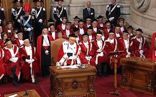 Marchionne contro Mimmo Mignano, chi poteva vincere la causa? Naturalmente Marchionne, più in alto si va e più è compatto il potere. La Cassazione sa di cosa parla: del potere del padrone sui suoi operai, sui suoi schiavi salariati e non poteva dare un segnale che incrinasse questo potere che deve essere assoluto ed indiscutibile. Non poteva reintegrare gli schiavi che hanno osato sbeffeggiare il padrone inscenando il suo funerale pubblico per richiamare l’attenzione su tanti operai messi in cassa dalla Fiat che partecipavano ai funerali veri di numerosi compagni di lavoro che presi dalla disperazione si suicidavano. Le […]