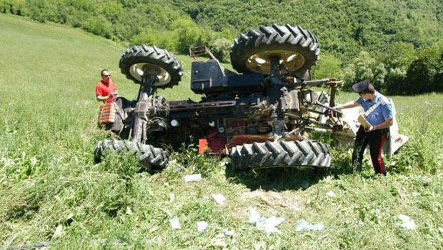 Negli ultimi tempi su questo telematico, giustamente, si sono date notizie di morti sul lavoro. Non tutte le morti sul lavoro, però, sono uguali: quando si muore in una fabbrica, in un’azienda o in una ditta di costruzioni  si ha almeno il diritto di cronaca, ma cosa avviene quando si muore da soli schiacciati da un trattore? Il più delle volte tutto viene ricondotto alla fatalità o all’imperizia del guidatore. Eppure la morte per il ribaltamento del mezzo agricolo è la prima causa di morte in agricoltura e rappresentano un quarto di tutte le morti sul lavoro, solo fatalità?  […]