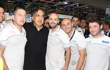   Il Padrone (Marchionne) e il Piano. Marchionne e la FCA a Pomigliano, per 10 anni, con l’accordo dei sindacati collaborazionisti e il finanziamento dello stato “pagatore” ha tenuto fuori dalla fabbrica a metà stipendio, con la cassa integrazione pagata dallo stato, metà degli operai di Pomigliano mentre l’altra metà è stata consumata in fabbrica oltre ogni misura per produrre la Panda. Ora la Panda non garantisce abbastanza profitti al padrone e si cambia. Lo stabilimento sarà destinato a nuove produzioni di segmento superiore. Se e quanto queste produzioni, come è stato per la Panda garantiranno un salario agli […]