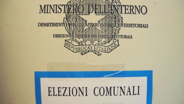 Redazione di Operai contro, la Lega di Salvini si prepara a gridare alla vittoria. il M5S di Di Maio fa sapere che ha tenuto Il Pd perde voti, ma è contento ha conservato il sindaco di Brescia Dal 67% dei votanti del 2013 si è passati al 61% del 2018. Il 39% non ha votato. In particolare in provincia di Milano hanno votato il 52% degli aventi diritto. Gli astensionisti sono al 48% Fare l’elenco dei sindaci che hanno già vinto o delle città in cui ci sarà il ballottaggio è inutile. Un pensionato G M T Rileva linguaAfrikaansAlbaneseAraboArmenoAzeroBascoBengaleseBielorussoBirmanoBosniacoBulgaroCatalanoCebuanoCecoChichewaCinese […]
