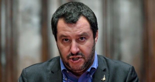 Redazione di Operai Contro, il governo francese di Macron e il governo Italiano M5S-Lega si insultano prima dellA rissa Macron accusa di cinismo Salvini per la scelta di uitilizzare i migranti dellla nave Aquarius come  ostaggi Salvini Risponde: ” “Non abbiamo niente da imparare da nessuno in termini di solidarietà. La nostra storia non merita di essere apostrofata in questi termini da esponenti del Governo francese che spero diano scuse”, ha detto il ministro dell’Interno, Matteo Salvini nella sua informativa al Senato, il quale in seguito ha detto: “Senza scuse ufficiali Conte fa bene a non andare a Parigi”. Sui migranti […]