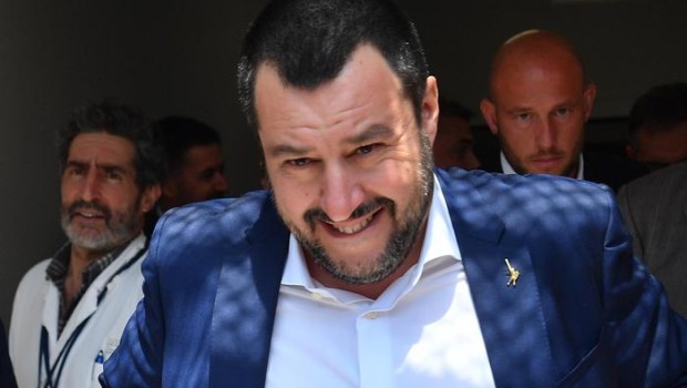 Redazione di Operai Contro, Il ministro Matteo Salvini annuncia il censimento dei ROM Il ministro Matteo Salvini dopo i ROM censirà gli immigrati Il ministro Matteo Salvini dopo censira gli Ebrei Il ministro Matteo Salvini dopo censirà i meridionali Il Ministro Matteo Salvini dopo censirà gli operai comunisti” Matteo Salvini precisa” Non è nostra intenzione schedare o prendere le impronte digitali a nessuno, “ SALVINI-DI MAIO QUAL’E’ LA VOSTRA INTENZIONE? UN GIOVANE NAPOLETANO