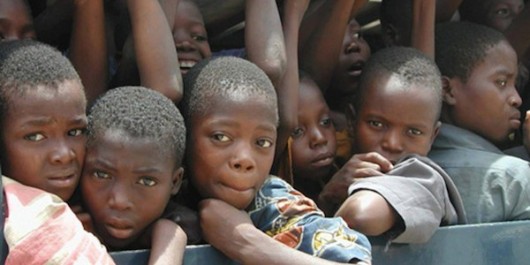 Provate ad immaginarlo. Un mondo senza di noi sarebbe ormai impossibile. Ci ritirassimo d’un colpo dalle votre città e dalle vostre campagne. Dagli appartamenti dove i vostri vecchi pensano alla solitudine del giorno dopo. Dove scomparite in fretta di sera perché non sapere che fare del tempo che vi resta. Passate furtivi sulle strade per timore di incontrare qualcuno di sospetto. La paura è diventata la vostra fedele compagna di talamo e gli occhi faticano a trovare un fratello. Senza di noi finireste proprio male. Vi chiudereste senza scampo dietro le vostre feritoie con la luce filtrata da un […]