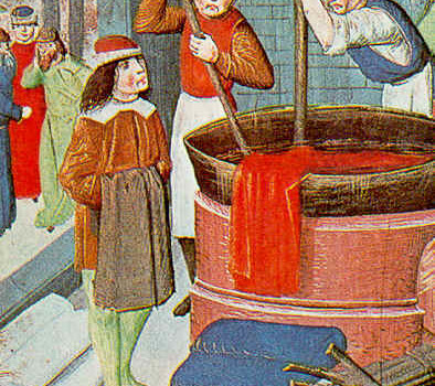 La Firenze del 1378 è in subbuglio: lotte tra bottegai, artigiani e piccoli mercanti (equivalenti della piccola-media borghesia odierna) contro grandi mercanti e produttori di panni di lana, banchieri e nobiltà maneggiona (equivalenti della borghesia oggi). I primi scalpitano, vogliono gestire il potere, almeno in parte soffiandolo ai borghesi, che controllano le istanze politiche del Comune tramite le corporazioni dei mestieri in cui il sistema economico è inquadrato e produce il personale impiegato nella pubblica amministrazione o nei ruoli politici. Gli operai, chiamati Ciompi, numerosi nelle varie Corporazioni, in particolare l’Arte della Lana, non hanno diritti politici, sono oppressi […]