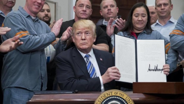 Oggi entrano in vigore i dazi europei nei confronti di merci Usa. Sono la risposta europea a quelli messi da Trump su acciaio (25%) e alluminio (10%) varati a inizio giugno. La guerra commerciale ormai in corso non vede più alcuna differenza tra storiche grandi potenze che si dicevano alleate. I trattati di libero scambio sono carta straccia, il WTO un pezzo da museo. Oggi alla cronaca sono 2,8 miliardi di dollari messi dalla Ue su prodotti americani: acciaio, barche, moto (Harley-Davidson), tessili, prodotti agricoli (mais, tabacco, riso), prodotti alimentari (burro di arachidi), bourbon. Cui seguiranno altri 3,6 miliardi […]