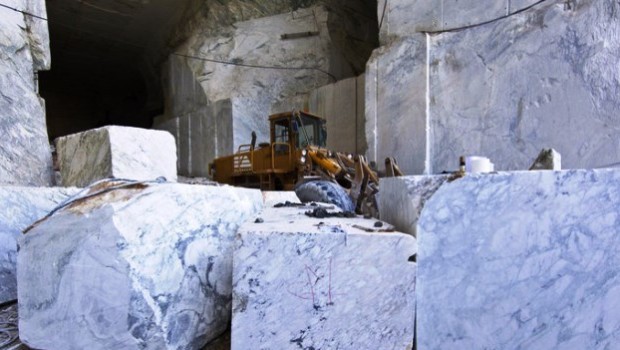 Operai contro, Salvini continua la guerra contro gli emigrtanti per nascondere  il profitto dei padroni, Di Maio promette  i padroni onesti. Gli operai continuano a morire E’ morto il terzo giorno di lavoro a Carrara l’operaio Luca Savio. Una moglie, una figlia di 8 mesi. Luca era stato costretto dai padroni a firmare un contratto di 6 giorni. Alla moglie, alla figlia Luca non lascerà niente. Questo è il destino degli schiavi salariati. Luca Savio è morto in un deposito di marmo vivcino al porto di Carrara. Luca stava lavorando ad un blocco di marmo che lo ha schiacciato. […]