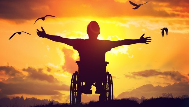 Non vedenti, non udenti, anziani non autonomi, persone che hanno avuto ictus, mutilati, nei paesi Ocse una persona su sei ha una qualche forma di disabilità. Contro le barriere architettoniche e culturali che impediscono loro di vivere in autonomia, si terrà il 15 luglio a Roma il Disability Pride, un corteo che tra suoni e colori sfilerà per il centro storico di Roma per raggiungere Piazza del Popolo, alternando momenti di gioco e di riflessione politica. A lanciare l’iniziativa, patrocinata da Parlamento Europeo e Anci, e che si terrà nel giorno in cui ricorre la firma della Convenzione Onu […]