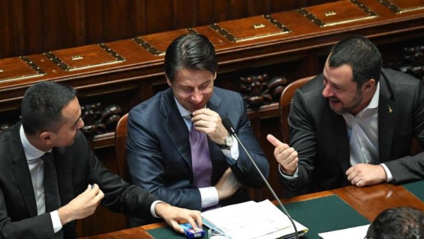 Il primo atto ufficiale del governo Conte, in materia di rapporti di lavoro tra operai e padroni, ha portato chiaramente in luce, la superficialità ed il pressapochismo della piccola borghesia al governo, nei confronti della condizione operaia. Il “Decreto dignità” conferma la legislazione vigente del lavoro operaio subordinato al profitto, e ne aggrava le condizioni, rafforzando la monetizzazione dei licenziamenti facili, che nega e sostituisce il reintegro al lavoro. Tutte le fasce del capitale che impiegano operai: nell’industria, nell’agricoltura, nei servizi, sono rassicurate dal “Decreto dignità”. Una rassicurazione che come ciliegina sulla torta, lascia intatti il Jobs act, la […]