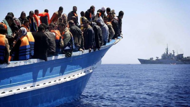  Non ci lasceranno affogare. Le prime scialuppe di soccorso stanno già arrivando dal porto più vicino. I giubbotti salvagente e la gente esperta di mare. Ci salveranno tutti, incominciando dalle donne e dai bambini. Il naufragio era nell’aria da tanto tempo. I primi ad annunciarlo furono, come sempre, i poeti e i pazzi prima di essere sedati dalle medicine. Qualche timido profeta l’aveva pronosticato senza convinzione. Il continente, da anni ormai, stava andando alla deriva senza che i passeggeri se ne accorgessero. Eppure i segni premonitori del disastro non erano mancati. Un’improvisa amnesia aveva colpito la maggior parte dei […]