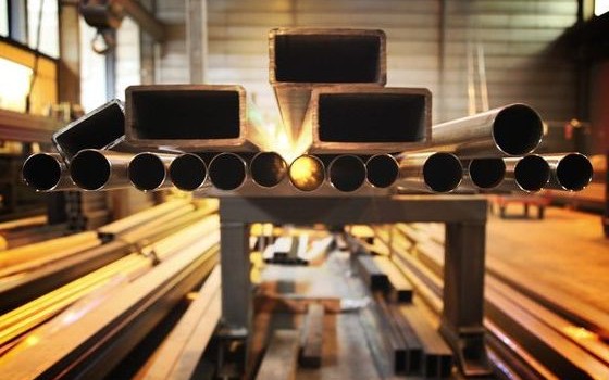 Redazione di Operai Contro, la strage di Operai continua. È morto schiacciato da una lastra di metallo pesante alcuni quintali. La vittima è un operaio di 53 anni “L’incidente”  sul lavoro si è verificato attorno alle 13.30 a Roveredo in Piano (Pordenone), all’interno delle officine meccaniche Cimolai, azienda specializzata in carpenteria metallica. Sette anni fa un operaio morì all’interno del medesimo stabilimento. In quella circostanza morì un operaio di 52 anni impegnato in alcune costruzioni meccaniche di cui la Cimolai è leader mondiale. Salvini ha vinto la battaglia contro gli emigranti. Di Maio si preoccupa della dignità del lavoro. […]