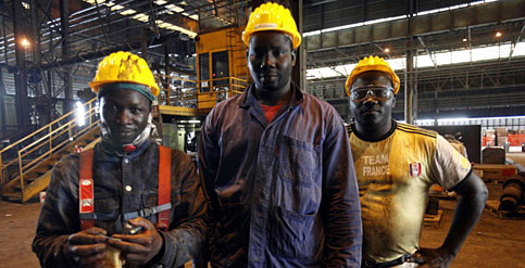 Caro Operai Contro, in Italia 3,3 milioni di lavoratori, in prevalenza operai e assimilati, sono costretti a sopravvivere lavorando in nero o in modo irregolare. Nell’agricoltura 430 mila braccianti irregolari agli ordini dei caporali, l’80% di loro sono immigrati. Non sono solo nelle campagne della Puglia o “nell’arretrato” Sud, come lascerebbe intendere l’informazione pianificata, ma sono in ogni angolo del paese. 430 mila operai agricoli irregolari, sono l’avamposto del lavoro irregolare in Italia, che complessivamente supera i 3,3 milioni di lavoratori, in prevalenza operai e assimilati. Dal 2012 al 2015 gli operai e i lavoratori dipendenti licenziati e risucchiati […]