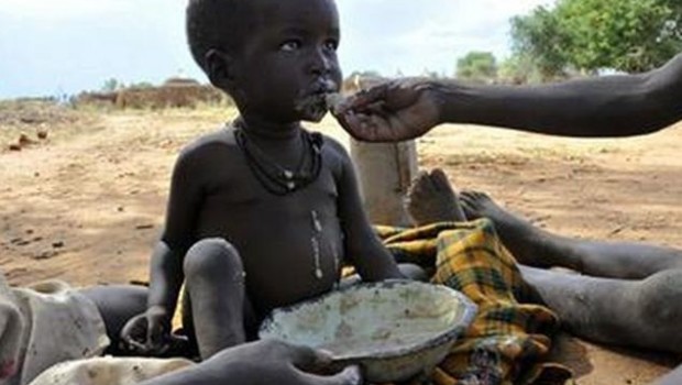 Mai siamo stati importanti come adesso. Siamo corteggiati dai Paesi e dalle agenzie umanitarie. Non ci fossimo bisognerebbe inventarci di sana sabbia. Siamo diventati esportatori unici di frontiere, oro, uranio, cocaina e gruppi armati. Ce l’abbiamo fatta. Abbiamo potuto ritagliarci un posto nell’economia globale. Chi parla di sicurezza, terrorismo e controllo di nefasti flussi migratori trova in noi un terreno propizio per accordi ‘vincenti’ di partenariato. Esportiamo crisi umanitarie permanenti, carestie irregolari, desertificazioni ostinate, occasionali attentati e stato di urgenza democratica. In poche parole ce la mettiamo davvero tutta per dare una mano a chi non aspetta altro che […]