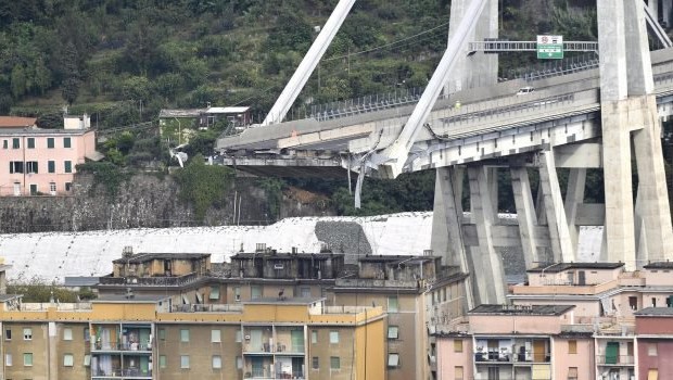È crollato all’improvviso, attorno alle 12. Sono venuti giù 100 metri del ponte Morandi, che corre sulla A10 a Genova, nella zona di Sampierdarena. Si contano0 già 35 morti e decine di feriti gravi. Sono gia 500 gli abitanti  che hanno dovuto abbandonare le case sotto il ponte. Ogni volta che in Italia capitano “tragedie” nessuna autorità ne tecnica ne politica sa il perché. Eppure cercando bene dovrebbe essere possibile trovare i responsabili. Purtroppo il nuovo governo M5S-Lega tenta di convincerci che l’unico problema sociale sono gli emigranti e la guerra contro di loro. Eppure ci sono stati terremoti, alluvioni, disastri ferroviari, ec.Ogni volta i parassiti della politica […]
