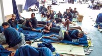 Redazione di Operai Contro, Da diversi giorni seguo le notizie della nave diciotti. Più di 150 emigranti sono stati sequestrati e vengono usati per ricattare l’Europa. Salvini e Di Maio dichiarano che la loro guerra contro gli emigranti è fatta per difendere noi italiani. Io sono un operaio del 3 livello. Prima del governo M5S-Lega il mio salario netto era di 1000 € al mese. Con il governi M5S-Lega il mio salario non è cambiato. Il padrone con il governo Pd ci minacciava di licenziamento se non sgobbavamo. Con il governo M5S-Lega la musica non è cambiata Ho 55 […]