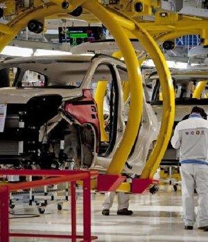 Redazione di Operai Contro, Le odi funebri in memoria di Marchionne, la dignita del lavoro secondo Di Maio, la guerra agli emigranti di Salvini, la strage del ponte di Genova non hanno dato risalto alle mazzate dei padroni FCA agli operai di Pomigliano. Dal 2015, per oltre 3200 operai dei 4600 di Pomigliano erano in vigore i contratti di solidarietà. Cioè praticamente una riduzione di salario e la minaccia costante del licenziamento. I sindacalisti ci invitavano alla calma. Dovevamo ringraziare la Panda di Marchionne. Dovevamo ringraziare Marchionne per il lavoro da schiavi salariati pagato pochi euro Ora la FCA […]