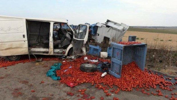 Quattro braccianti africani sono morti e altri quattro sono rimasti gravemente feriti in un incidente avvenuto in provincia di Foggia tra il furgone con il quale ritornavano, dopo una giornata di lavoro nei campi di pomodoro da industria, al loro precario accampamento di baracche e un tir carico di cassoni di pomodoro diretto ad Angri, nel Salernitano. Sabato sera la notizia è stata data dai telegiornali verso la loro fine. Dopo la questione dei vaccini, dopo la manovra del governo “per il cambiamento”, dopo le fughe e le colonne degli italiani in vacanza, dopo il maltempo che ha flagellato […]