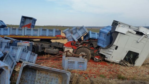                                 Marcinelle visto da Niamey Un anniversario che si colora di sangue e di corpi sparsi dopo l’incidente avvenuto di recente nel foggiano. Morire in miniera, sulla strada, nel mare o nel deserto non fa differenza. Sono persone che, nella migrazione, libera o forzata dalle circostanze, scavavano nella storia per trovare un avvenire differente. Tra l’8 di agosto del 1956, la tragedia di Marcinelle nel Belgio, e l’8 di agosto del 2018 c’è di mezzo la strada dove hanno trovato la morte 16 persone. Dodici più quattro, appena qualche giorno fa in circostanze simili. A Marcinelle i morti furono […]