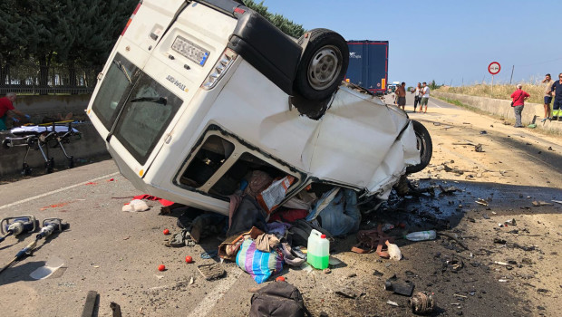 Braccianti africani che escono di corsa da furgoni scassati e scappano a nascondersi coprendosi il volto, caporali fermati e interrogati, irruzioni di poliziotti nei campi di pomodoro e sotto i tendoni di uva da tavola. In provincia di Foggia è in atto la messinscena architettata dal ministro dell’Interno Salvini per dimostrare all’opinione pubblica l’impegno del governo contro il caporalato e fare propaganda razzista, sempre utile ai fini elettorali, contro i migranti neri che invadono l’Italia. Nello stesso tempo, per alcuni giorni, un coro unanime di ministri e personaggi vari si è levato contro il caporalato. Pur di sopravvivere, il […]