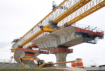 Grandi Opere: affari per pochi, miseria per molti Il crollo del ponte Morandi prefigura una seconda e più grave catastrofe. Come per magia, la sciagura sta mutando l’orientamento critico, se non negativo, che l’attuale governo aveva manifestato nei confronti delle Grandi Opere, come la linea Torino-Lione (la Tav). Improvvisamente, balza alla ribalta l’impegno di rinnovare e di ampliare la rete viaria italiana: strade & ponti, per trasporti su gomma e su ferro. La questione è grossa e presenta diversi risvolti, con intricati interessi, in cui il rispettivo peso specifico rischia di sciogliersi in un gran minestrone, facendo perdere di […]
