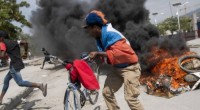 Redazione di Operai Contro, la lotta e la rivolta pagano, la conferma ci giunge da Haiti dove gli operai sono scesi in piazza, a luglio, contro gli aumenti del carburante deciso dal governo! Il 9 e 10 luglio 2018 uno sciopero generale ha bloccato il paese, costringendo il governo a sospendere gli aumenti. La rivolta di piazza e l’organizzazione di uno sciopero generale possono diventare per gli operai, in ogni paese, una palestra per la costituzione del Partito Operaio. Gli operai di tutto il mondo devono guardare con interesse all’esperienza Haitiana. Facciamo come gli operai di Haiti| Allego un […]
