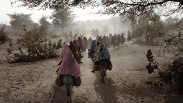 Da queste parti lei arriva come un’intrusa. Necessaria come il pane, prevista, attesa e sperata fin dall’inizio dell’anno. La pioggia rimane una sorpresa a cui nessuno in città si abitua. Le strade, i cortili, le zone basse dei quartieri, l’unico sottopassaggio del Paese e il fiume Niger, sono impreparati a riceverla. Solo i bambini, con la consueta perizia, si avventurano a giocare partite di calcio improvvisate sotto la pioggia. Sono i contadini per ora, invisibili ai più, che l’accolgono con riconoscenza e timore. Rischiano di seminare alla prima parvenza di acquazzone e implorano il dio incaricato di ricordarsi e […]