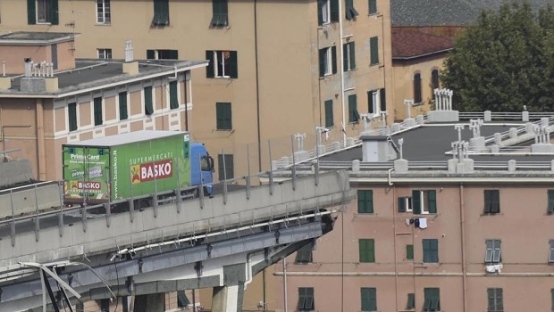   Sembra un caso ma, spesso, di estate si accavallano fatti di cronaca che sono sviscerati fino all’inverosimile: così, quest’estate si è parlato in modo ossessivo di caporalato, sicurezza delle infrastrutture e delle strade e di immigrazione clandestina, che non passa mai di moda. La gestione dei mezzi d’informazione di queste notizie ha un filo conduttore comune: sostenere la validità del sistema e dimostrare che si tratta solo di “incidenti di percorso” o di errori umani. Chiaramente la trattazione delle notizie nasconde alcuni aspetti degli avvenimenti. Poi il tempo passa, le notizie si raffreddano e tutto rimane come prima. […]