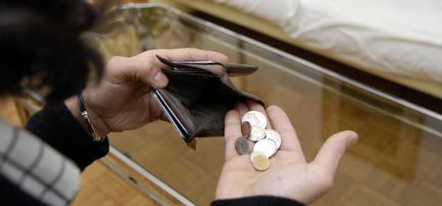 Lavoce.info, bollettino online, sito di pensiero e di riflessione per la borghesia, pubblica dati  e commenti su tendenze salariali che  val la pena esaminare. L’articolo, qui allegato, con grafici interessanti, è scritto da economisti dell’OCSE e consiglieri di governi e agenzie internazionali. In sostanza si afferma quanto segue: a) il mercato del lavoro si è ripreso con livelli di occupazione mediamente tornati a livelli pre-crisi 2007 (non è comunque il caso dell’Italia) ma i salari, che erano mediamente scesi, sono rimasti bassi senza essere influenzati dalla minore disoccupazione. Nel grafico di  figura  1 sono d’esempio Giappone e Germania: hanno […]