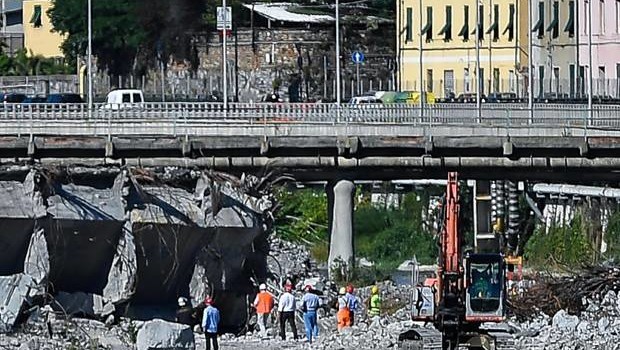 Redazione di Operai Contro, Di Maio è uno smemorato. Vuol sapere chi ha favorito Benetton. Una settima addietro Salvini ha dichiarato che nel 2008 voto con Berlusconi le cocessioni a Benetton. Di Maio poverino non lo ha sentito, sarà bene che vada da un dottore. Di Maio è uno smemorato. Alcuni giorni addietro Benetton ha dichiarato di aver finanziato tutti i partiti: dal Pd alla Lega a Forza Italia Belin di Maio è sordo. Vuole sapere quali partiti ha finanziato Benetton Che cosa deve fare un piccolo borghese come Di Maio per conservare il posto Un operaio di Genova […]