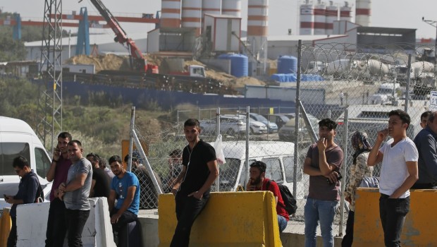 Arresti di massa tra i lavoratori in sciopero nel cantiere del terzo aeroporto di Istanbul, Turchia. Sabato mattina polizia e forze speciali hanno fatto irruzione nei dormitori e hanno messo le manette ad almeno 600 tra lavoratori e rappresentanti sindacali. I lavoratori erano in sciopero da venerdì scorso per denunciare le orribili condizioni di lavoro e le centinaia di infortuni e morti avvenute sul cantiere e non riconosciute né dalle aziende costruttrici né dalle autorità. Gli arrestati sono stati trasferiti in tre diverse stazioni di polizia, con bus messi a disposizione dalle ditte appaltatrici. Una vera beffa, se si […]